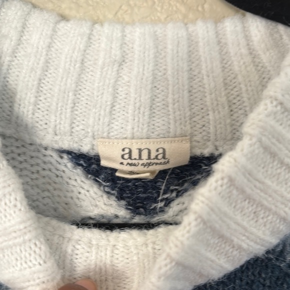 a.n.a Gray and White Crew Neck Sweater with Modern Geometric Design - Picture 2 of 3